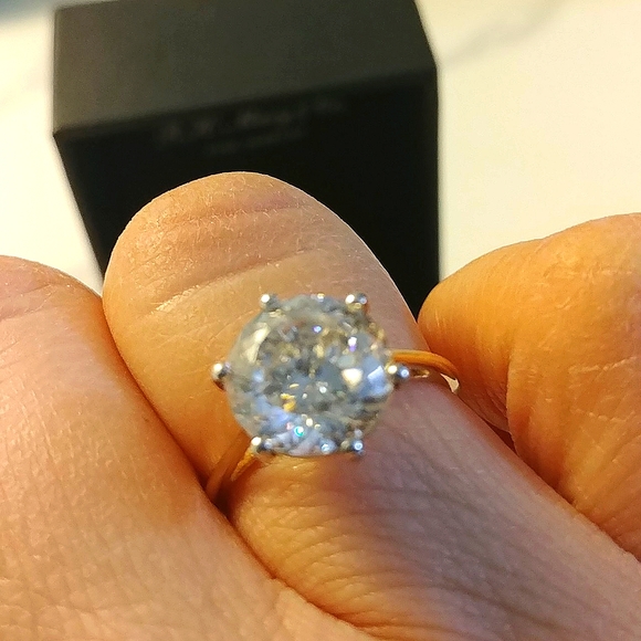 Luroxo Mossanite 4 CT. Portuguese cut in 10k yellow gold band. BNWT. Stunning! - Picture 4 of 6